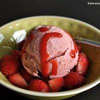 Erdbeereis mit gerösteten Erdbeeren und griechischem Joghurt
