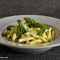 Pasta mit spargelpesto (ohne öl) und spargelspitzen