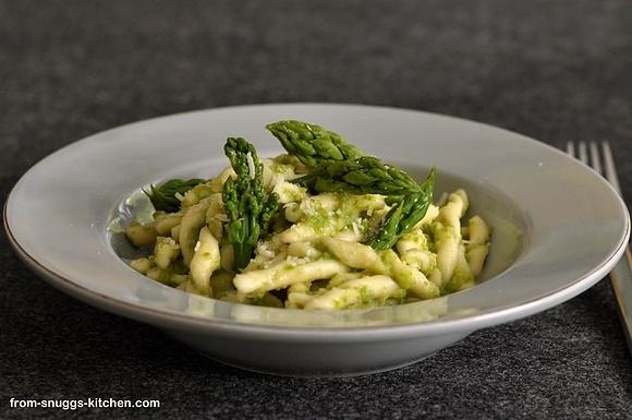 Pasta mit spargelpesto ohne öl und spargelspitzen