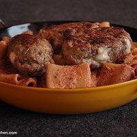 Pasta in Tomaten-Ricotta-Sauce und gefüllten Polpette