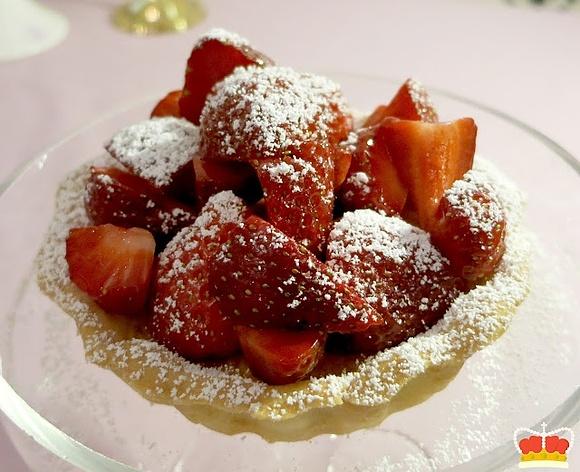 Kleine Erdbeertörtchen mit Vanillecreme