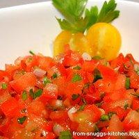 Scharfe Parmesan-Hackbällchen mit Tomatensalsa