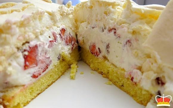 Erdbeer-baiser torte - sommer auf dem teller