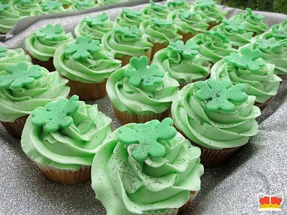 Grün, grün, grün sind alle meine cupcakes – vanille cupcakes mit grüner buttercreme