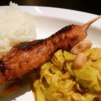 Curry-Spitzkohl mit Reis und Putenspieß