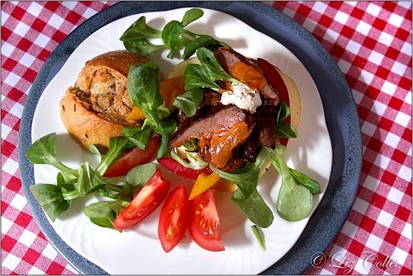 Herz mit paprika-grauburgunder-sauce und salat auf remischer semmel