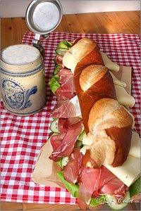 Bayerische brotzeit mit brezenbaguette und radlermaß