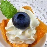 Strudelkörbchen mit heidelbeeren und crème chantilly