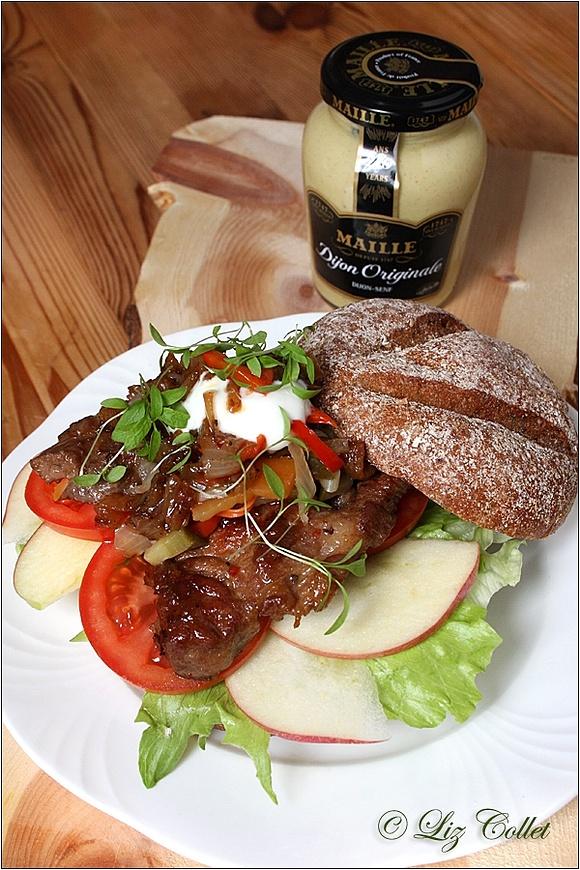 Roggensemmel mit Zwiebel-Nackensteak und Pickles