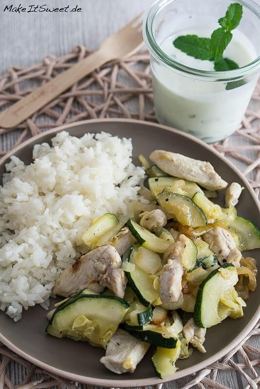 Zucchini hähnchen pfanne mit reis und minz joghurt