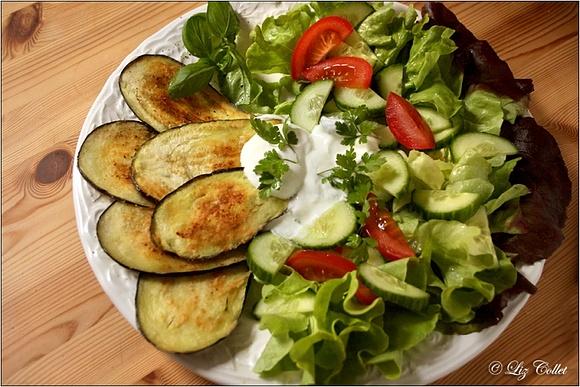 Gebratene aubergine mit gurken-topfen und salat