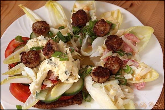 Frühlingsleich: chicorée mit vollkornbrot, bratwurst und blauschimmelsauce