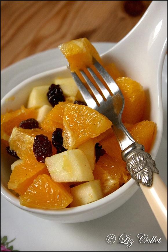 Obstsalat mit orangen, äpfeln und rosinen