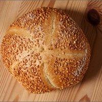 Brot.Zeit.Glück: Sesamsemmel und hausgemachte Leberwurst.