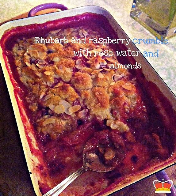 Rhabarber-himbeer crumble mit rosenwasser und mandeln