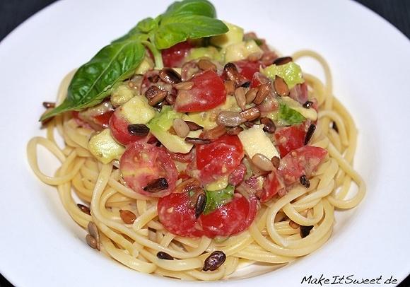Linguine mit tomaten, avocado und sonnenblumenkerne