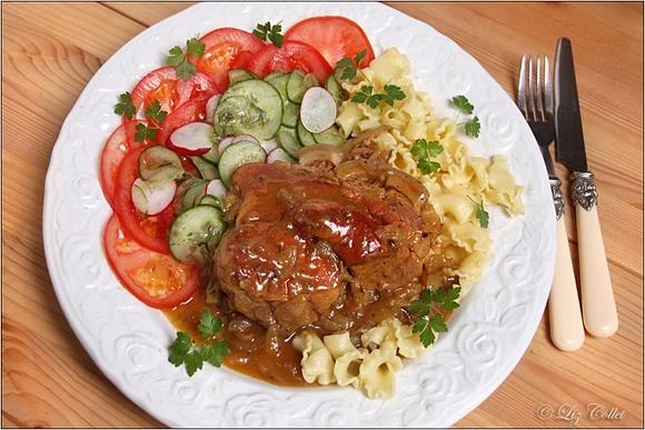 Sonntagsbraten Schweineschulter mit Zwiebelsauce
