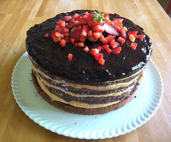 Knackige Erdbeer-Schoko-Torte mit gestreiftem Biskuit