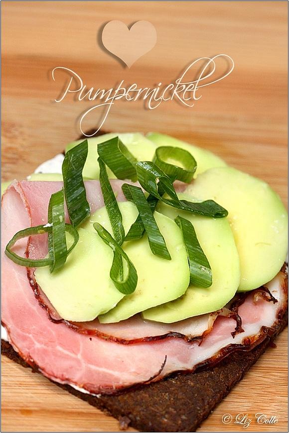 Pumpernickel mit Avocado