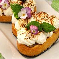 Sweet rhabarber – mit hornveilchen und baiser