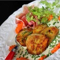 Serviettenknödl an Kräuterrahmsuppe mit Serrano