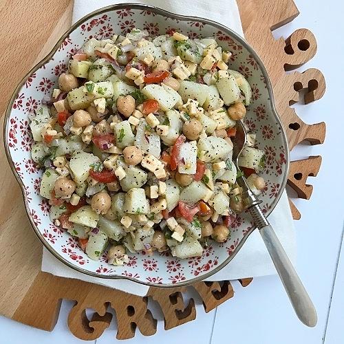 Pellkartoffelsalat mit kichererbsen, käse und tomate
