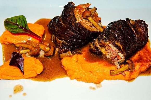 Rinderroulade mit süßkartoffelpüree und rinderjus nach escoffier