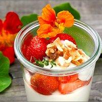 Mandelcreme bavaroise mit frischen erdbeeren und kapuzinerkresseblüte