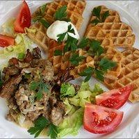 Erdäpfel-Kastanien-Waffeln mit Pfifferling-Haché