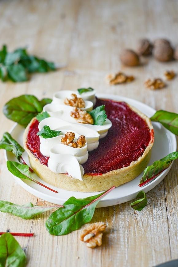 Gesunde quiche mit roter bete und frischkäse