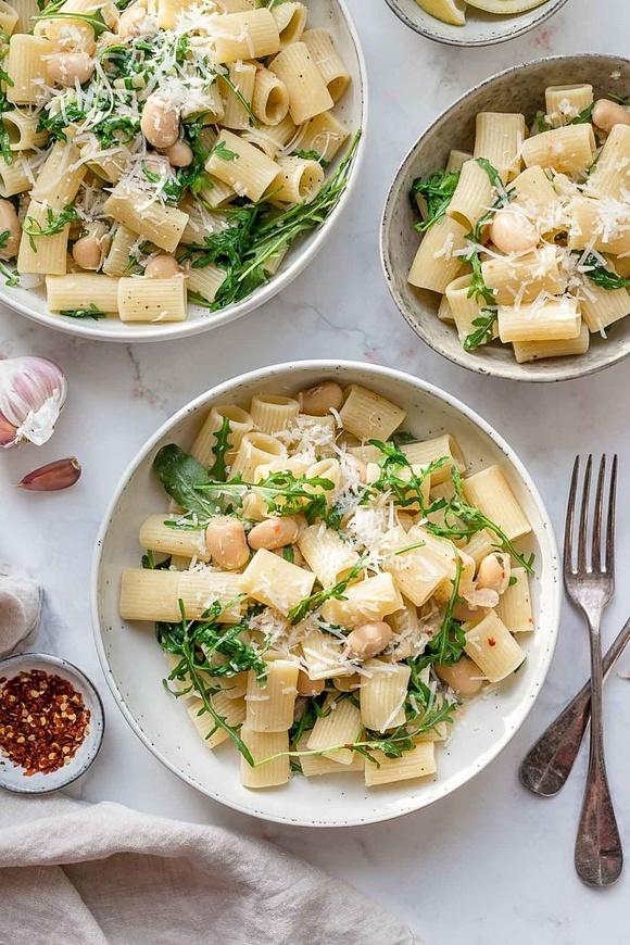 Pasta mit weißen bohnen, rucola und zitrone