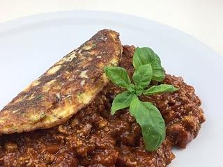 Käse-Rucola-Omelett mit Bolognese
