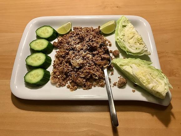 Laarb moo − salat aus faschiertem