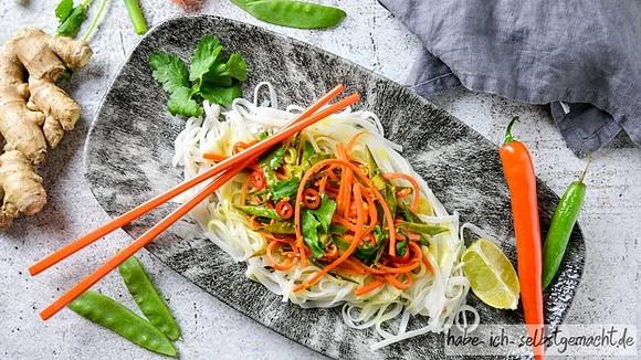 Asiatische reisnudeln mit koriander und zitrone