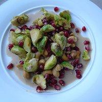 Salat aus geröstetem rosenkohl mit granatapfel, nüssen und tahini-dressing