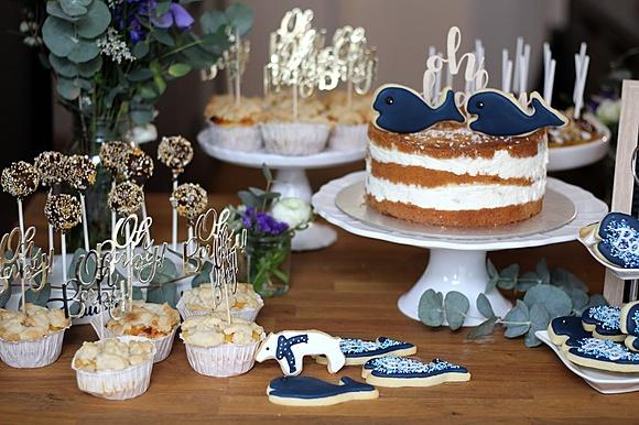 Oh baby sweet table in weiß und gold mit kekswalen und kokostorte mit raffaellofüllung