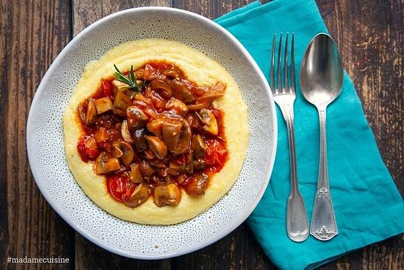 Pilzragout auf Parmesan-Polenta
