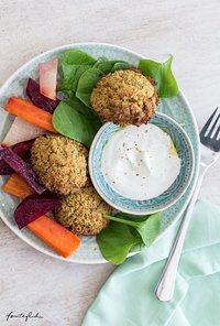 Rezept für ofen-falafel (mit brokkoli), dazu tahin-joghurt und bunter gemüse-salat – kochen für die ganze familie, zauberwort meal-prep