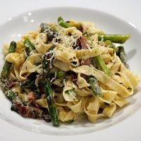 Safran tagliatelle mit grünem spargel (-carbonara)