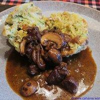 Wasserbüffelgulasch mit Champignons