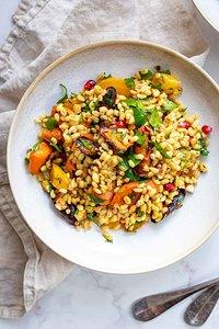 Gerstensalat mit gebackenen Karotten