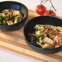 Geröstete maultaschen mit tomaten und ei