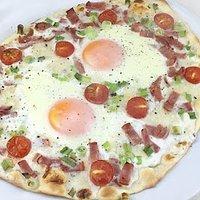 Schlemmer-Flammkuchen mit Spiegelei