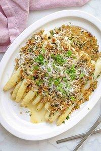 Spargel mit zitronenbutter & frischen kräuter-bröseln