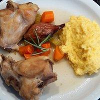 Kaninchen mit Polenta