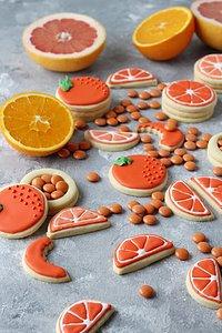 Pinatakekse orange mit royal icing und smartiesfüllung