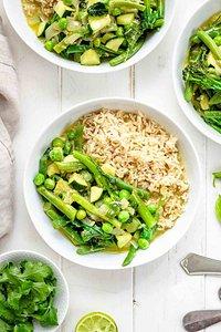 Einfaches grünes thai curry mit frühlings-gemüse