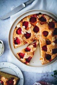 Rezept für einfachen leckeren erdbeerkuchen aus rührteig mit zuckerkruste und mandeln – simple strawberry cake