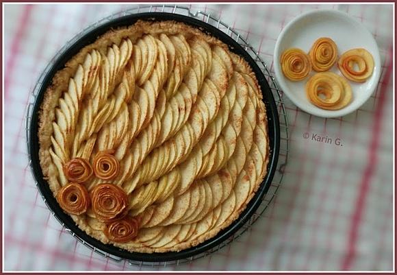 Mürber gefächerter apfelkuchen mit marzipancreme und apfelrosendeko