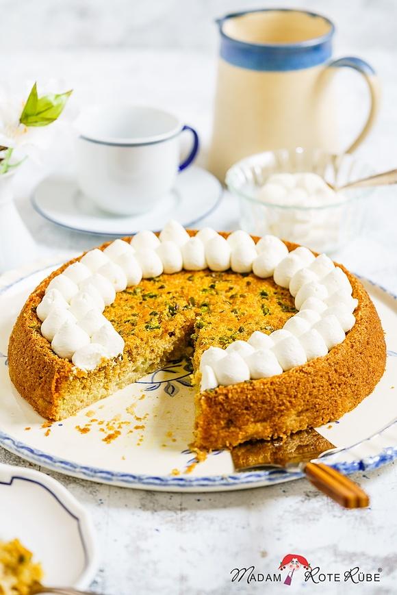Schneller Rhabarber-Vollkorn-Rührkuchen mit Quark-Sahne